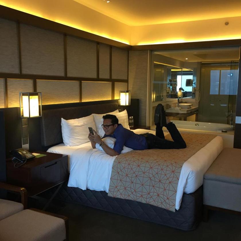 Pan Pacific Singapore - hotel room with author 2