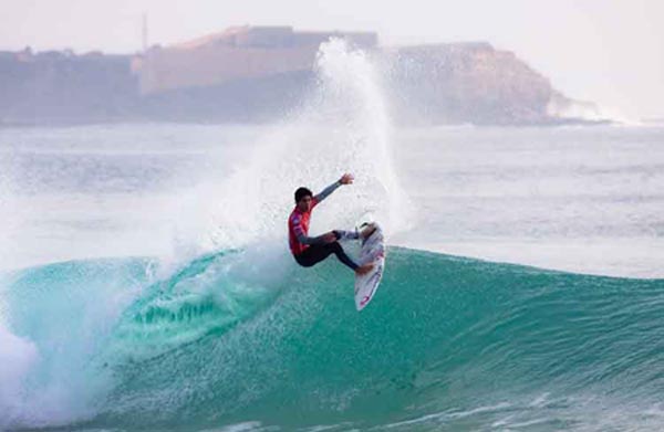 Surfing in Nacpan Beach, El Nido