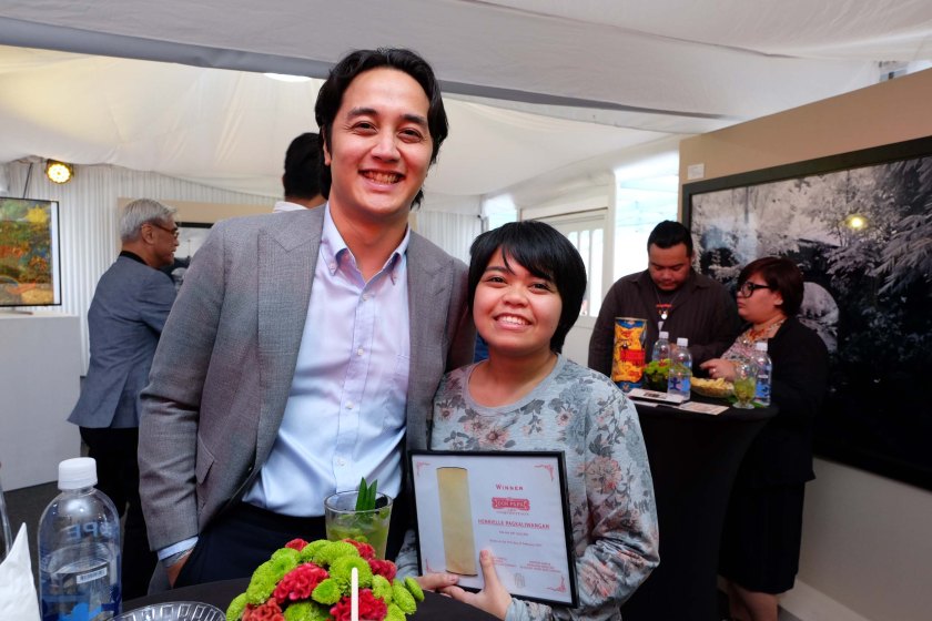 Grand Prize Winner Henrielle Pagkaliwangan with Don Papa’s Managing Director for Asia Pacific Andrew Garcia.