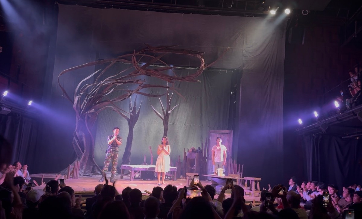 Anino sa Likod ng Buwan