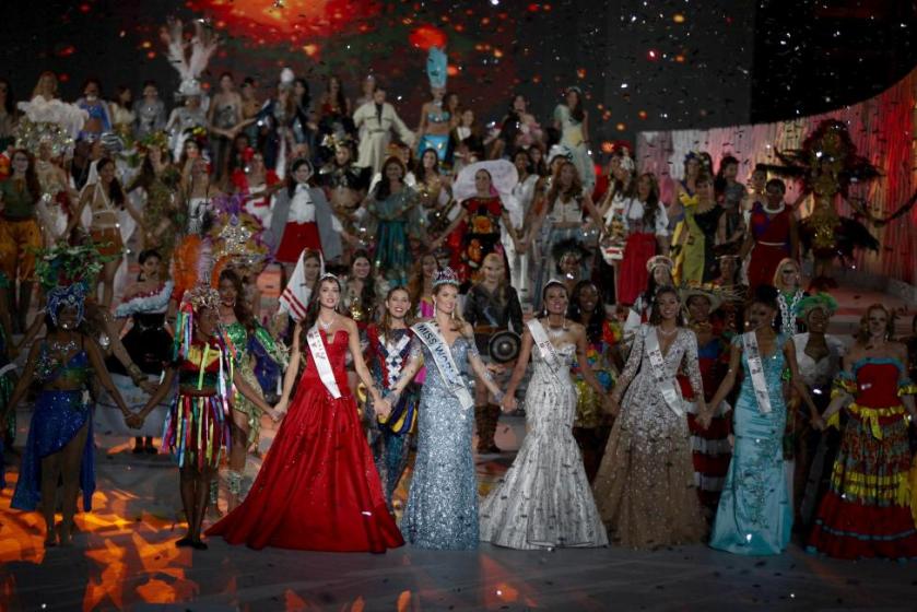 (Front row, 3rd L to 2nd R) Second-placed Miss Russia Sofia Nikitchuk, winner Miss Spain Mireia Lalaguna Royo, third-placed Miss Indonesia Maria Harfanti, Miss Lebanon Valerie Abou Chacra and Miss Jamaica Sanneta Myrie hold hands as they celebrate during the Miss World 2015 pageant in Sanya, Hainan province, China, December 19, 2015. REUTERS/Stringer