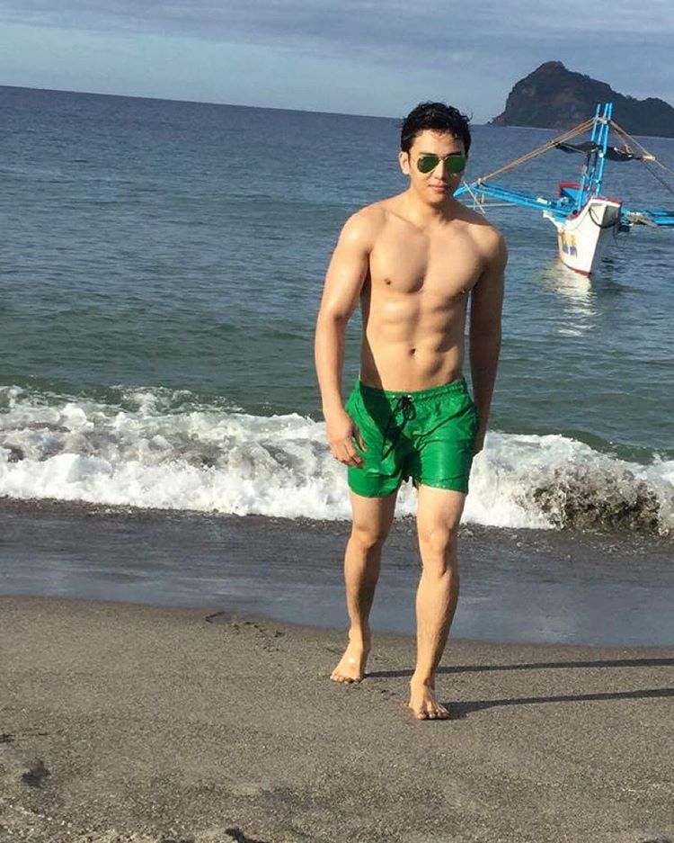 Jak Roberto Shirtless on Instagram Beach